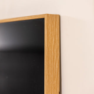 Close-up side view of the Solene X full-length mirror showing the 45 mm deep wooden PS frame with a natural oak texture. The image highlights the mirror’s solid structure and clean edge profile, reflecting its sturdy build and refined craftsmanship.