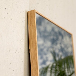 Close-up side view of the Solene X full-length mirror showing its 45 mm deep wooden PS frame with natural oak grain texture. The image highlights the precise edge craftsmanship and reflection clarity of the 4 mm double silver glass, emphasising the mirror’s clean modern design and sturdy build.